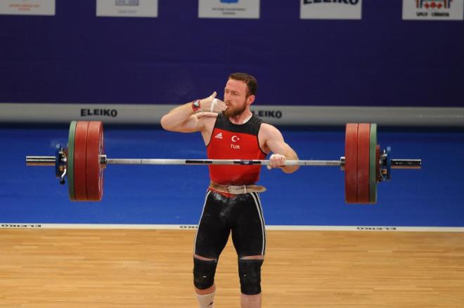 Hrvatistan'n Split kentinde dzenlenen Avrupa Halter ampiyonas'nda Erkekler 62 kiloda Bnyamin Sezer podyuma kt. Mario Strmotic