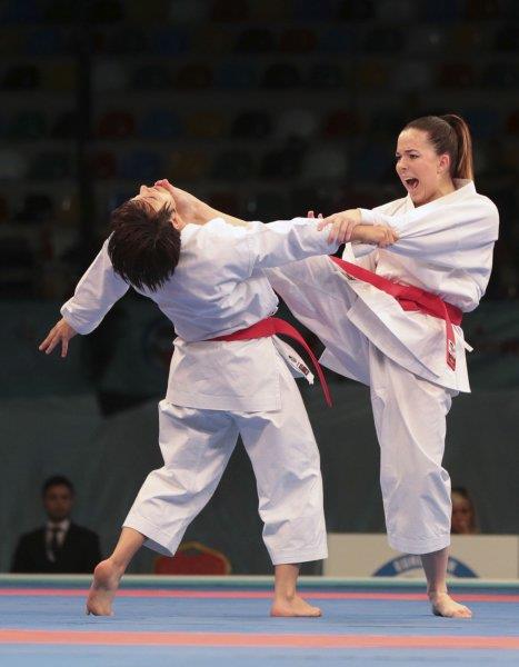 Kocaeli'de dzenlenen Avrupa Karate ampiyonas'nda Fransa (krmz) ile talya kadn kata takmlar final msabakasnda karlat. Tahir Turan Erolu