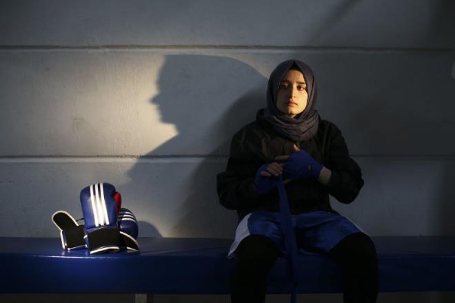 Tevfik leri mam Hatip Lisesi 10'uncu snf rencisi 17 yandaki Zeynep Gl aylar, hafzlk eitiminde ve iir yazmnda gsterdii baarlarn yan sra drt yldr ilgilendii boks sporunda Trkiye ampiyonu olmak istiyor. Yabanc dillere ok ilgi duyduunu ve ngilizce'nin yannda Arapa da renmeye altn ifade eden aylar, Arapa iir denemeleri yaptn ve bu kapsamda il apnda katld Arapa iir yarmalarnda nclk ve birincilik, Trkiye genelinde ise altnclk elde ettiini belirtti. Gven Ylmaz