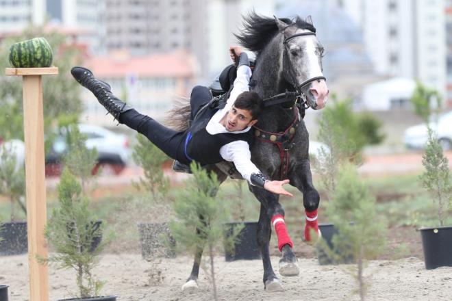 Erciyes niversitesi'nde (ER) Trk Atl Okuluu Gsterisi dzenlendi. Platformlar zerinde bulunan karpuzlar kllarla kesen gstericiler, mzrakla yerde bulunan hedefleri almaya alt. Sercan Kkahin