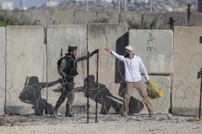srail, Ramazan aynn nc cuma namazn Mescid-i Aksa'da ibadet ederek geirmek isteyen 40 yan altndaki erkeklerin geilerine izin vermedi. Ramallah ile Kuds' ayran Kalendiye snr noktasndan gemek isteyen Filistinliler, srail glerinin engellemelerine tepki gsterdi. Issam Rim