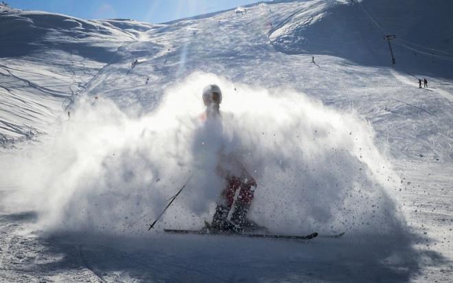 Bitlis il merkezinde bulunan ve Trkiye'nin en dik kayak pistleri arasnda yer alan Erhan Onur Gler Kayak Merkezi'nde antrenman yapan kayaklar, her gn 6 saat sren zorlu bir antrenmanla yarmalara hazrlanyor. ener Tokta