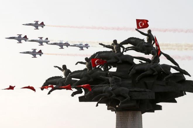 Trk Yldzlar ekibi, zmir&#8217;in dman igalinden kurtuluu kutlamalar erevesinde gsteri yapt. Cem ksz