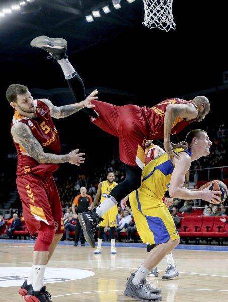 Basketbol THY Avrupa Ligi&#8217;nde Galatasaray Odeabank takm, srail'in Maccabi FOX takmyla Abdi peki Spor Salonu'nda karlat. Bir pozisyonda, Galatasaray Odeabank takm oyuncular Vlademir Micov (5) ve Alex Tyus (7), Maccabi FOX takm oyuncusu Colton Iverson (24) ile mcadele etti. ebnem okun