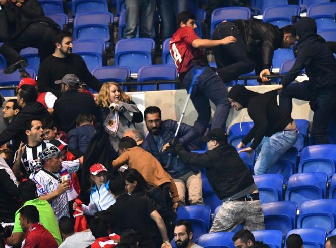 Beikta'n UEFA Avrupa Ligi eyrek finalinde Fransa'nn Olympique Lyon takmyla yapaca karlama ncesinde tribnde olaylar kt. Baz Lyon taraftarlar, Trk seyircilere saldrd. Mustafa Yaln