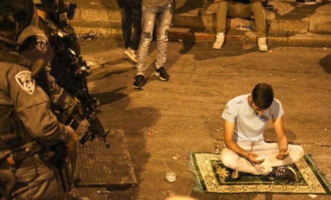 Mescid-i Aksa'nn kapsna yerletirilen elektronik dedektrlerden aranarak Harem-i erif'e girmeyi reddeden ve Aslanl Kaps (El-Esbat) nnde toplanan Filistinliler, Yats namazn sokakta kld. Mostafa Alkharouf