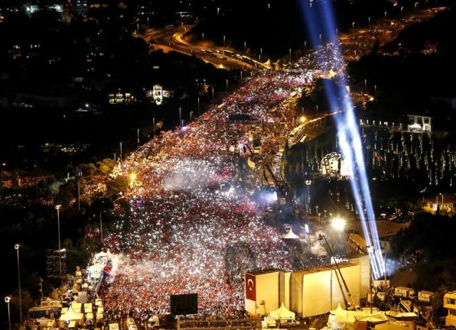 15 Temmuz Demokrasi ve Milli Birlik Gn Anma Treni, 15 Temmuz ehitler Kprs'nde yapld. Elif ztrk