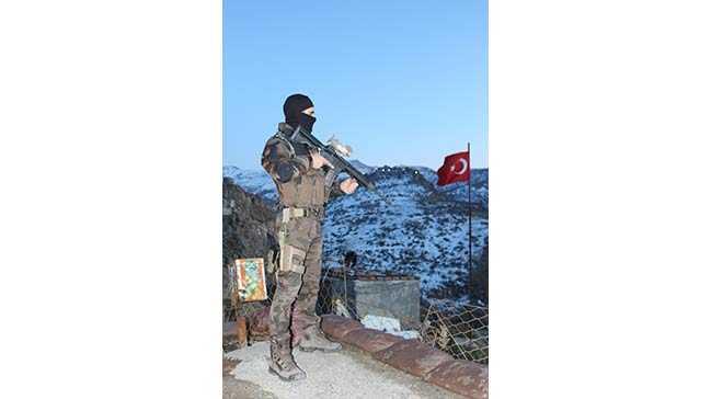 Trkiye'nin Irak snrnn sfr noktasnda bulunan Hakkari'nin ukurca lesi'nde polis ve asker, terristlere byk kayplar verdirirken, amansz olarak yrtlen mcadele 24 saat kesintisiz yrtlyor