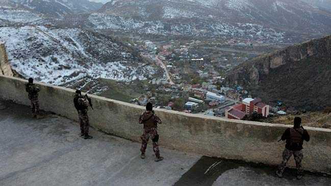 Mehmetikler, bu yl yaz aylar boyunca ilenin krsal kesimlerinde, zellikle de Irak snrna kurulan yeni s blgeleri sayesinde terristlere nefes aldrmazken, zel hareket ve evik kuvvet ekipleri ise szmalara kar el tetikte termal kameralarla gzetleme yaparak gece ve gndz ileyi terristlerden koruyor.