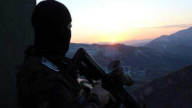 Sfr noktasndaki ukurca'da adeta ku uurtmayan zel hareket polisleri, vatan iin her trl fedakarla hazr olduklarn belirtiyor.