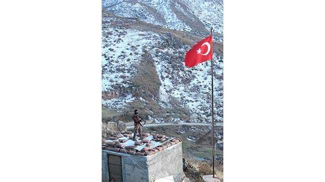 Emniyet Mdrl'ne bal ukurca zel Harekat ve evik Kuvvet polisleri, Trkiye'nin Irak snrnda bulunan 2 bin 500 rakml Sancak Tepe ile 2 bin rakml Bayrak Tepe s blgelerinde terristlere kar el tetikte termal kameralarla gece-gndz gzetleme yapp, ku uurtmuyor.