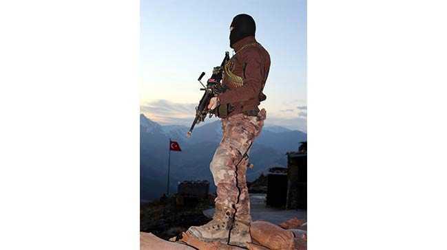 Nbet tutan polisler "Burada blc rgt unsurlarna kar asker ve gvenlik korucularyla birlikte vatanmz korumak iin 7/24 vatan nbeti tutuyoruz. Yazn hava scakl zaman zaman 35-45 dereceye kadar kyor. Kn ise sfrn altnda eksi 35e iniyor. Ama ne olursa olsun halkmz unu bilsin ki, biz her zaman buradayz, bu erefli grevin bandayz. Bu lkeyi bldrtmeyeceiz. Bu vatan iin seve seve kanmz aktmaktan da ekinmeyeceiz. Bu erefli bayran altnda kardee, millete birlikte yaayacaz. Her kes bundan emin olsun" dediler.