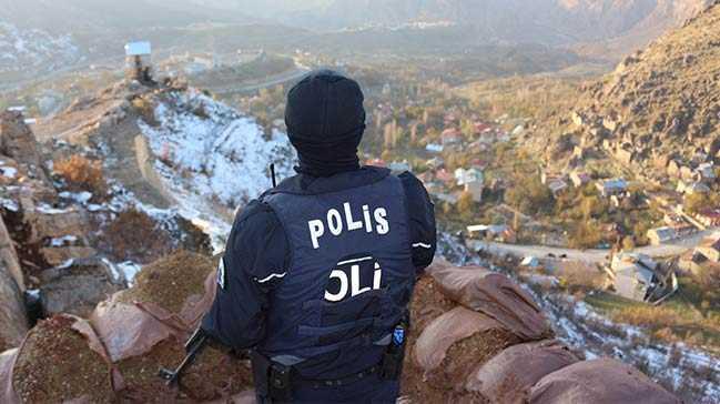 Irak'n snrnda olan ve bugne kadar ok sayda terristlerin saldrsna urayan yaklak 10 bin nfuslu ukurca'y, ku bak grebilen Sancak Tepe ve Bayrak Tepe'yi ise evik kuvvet ekipleriyle birlikte zel hareket polisleri koruyor.