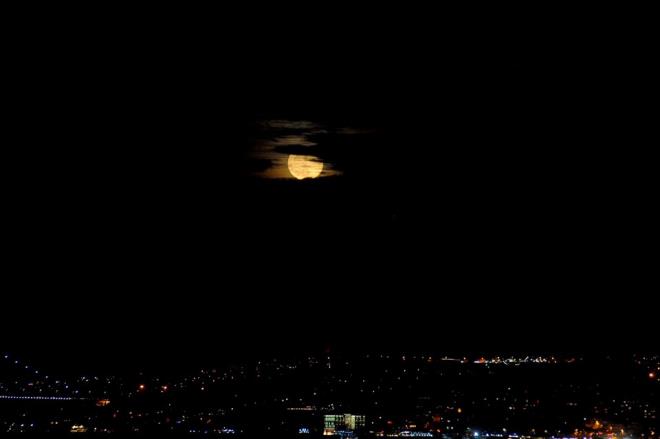 Ay&#8217;n Dnya&#8217;ya en yakn konumuna gelmesi beklenen doa olay stanbul&#8217;da plak gzle izlendi.