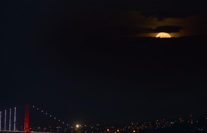 'Sper Ay" olarak adlandrlan bu gkyz olay gerekleirken kartpostallk grntler olutu.