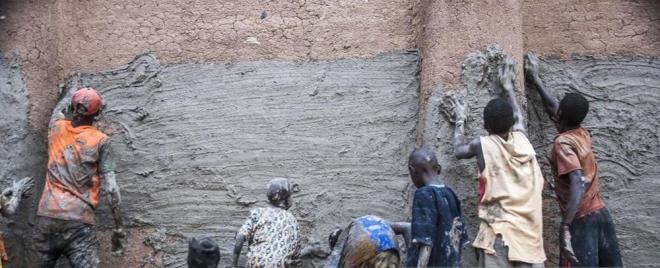 3 minaresi, 4 ana stunu 60 metre eniyle ii ve avlularnda 50 bin kiinin ayn anda namaz klabildii, tamam topraktan ina edilmi caminin ayakta kalabilmesi iin, blge halk her senenin bir gn camiyi restore ediyor. Svalar glendiriliyor ve caminin salamlatrlmasna katkda bulunuluyor.