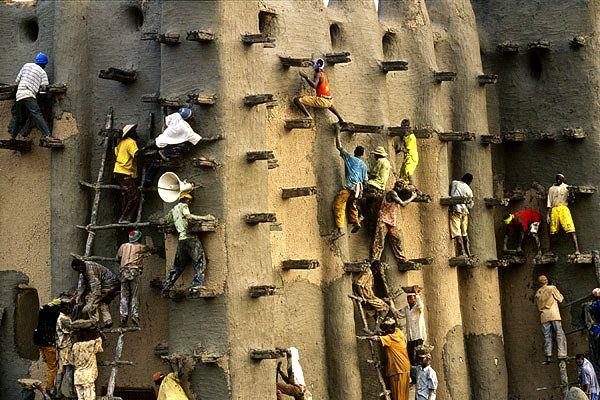 Mali'nin Cenne (Djenne) ehrinde bulunan "Byk Cenne Camisi" yalnz Cenne'nin deil, btn Afrika'nn en ilgin mimar eserlerinden birisi...