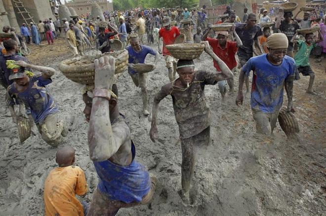 Mali'nin Cenne (Djenne) ehrinde bulunan "Byk Cenne Camisi" yalnz Cenne'nin deil, btn Afrika'nn en ilgin mimar eserlerinden birisi. Tm grkemiyle ehrin ortasnda ykseliyor.
