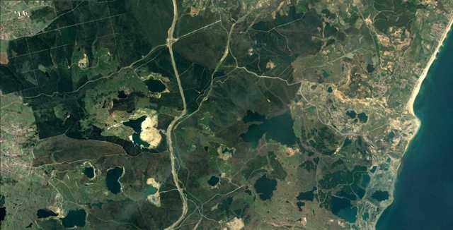 Btn uaklarn rahatlklar inip kalkmasna uygun olarak tasarlanan 3,5- 4 Kilometre olan pistlerin yapld alann yllar iinde deiimi uydudan ekilen fotoraflar ile belli oldu.