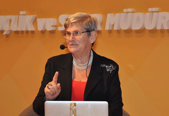 stanbul niversitesi () Fen Fakltesi Prof. Dr. Cemil Bilsel Konferans Salonunda dzenlenen etkinlikte konuan Prof. Dr. Karatay, salkl beslenmeyle alakal arpc aklamalarda bulundu.