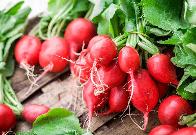 Genlere beslenme nerilerinde de bulunan Prof. Karatay, &#8220;Turpu veya havucu i olarak beyaz peynirle beraber yiyin, yanna da zeytin koyun; dz duvara trmanrsnz. Fstk yerseniz de fstk gibi olursunuz&#8221; dedi.