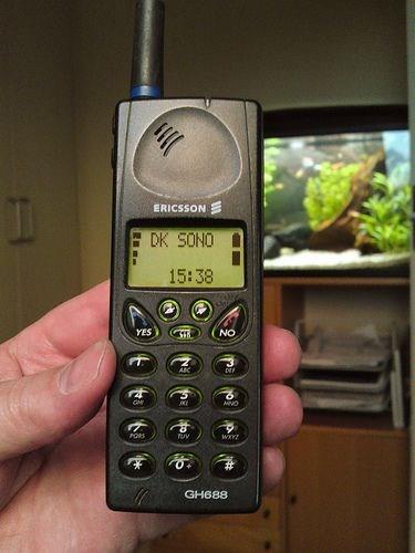 "Selam, birazdan dneceim, grrz" yerine "Slm, brzdn dncem, grrz" tadnda mesajlar yazmaya balamamz, ksa mesaj servisi SMS'in ortaya kt yllara rastlar. Yani tam tamna 25 yl ncesine. Geride braktmz 25 ylda mesajlamada kullanlan ksaltma kltr yitip gitmekten ziyade kk sald. Bugn yalnzca bu ksaltmalarla ilgilenen internet siteleri bile var.