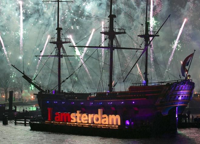 ehrin kalbi her zaman ve zellikle de ylbanda Dam Meydan?nda atyor. zgrlkler ehrinde elencenin dibine vurmak iin herkese ak sokak partilerine katlabilirsiniz. Havai fiek gsterileri saatlerce sryor bu ehirde.