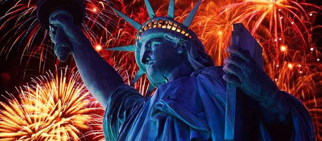 Times Meydan?nda toplanan binlerce kiilik kalabala karmak, meydann ortasnda New Years Eve?s Ball Drop ritelini grmek, unutulmaz bir elence anlamna geliyor. 1907?den beri her ylbanda Times Meydan?ndaki bir binann tepesinden aaya dev kristal bir top indiriliyor. New Yorklular bu gelenee ?Ball-Drop? diyorlar. Meydanda nl arkc ve gruplarn verdii konserler, havai fiek gsterileri, konfeti gsterileri sabahn ilk klarna kadar sryor.