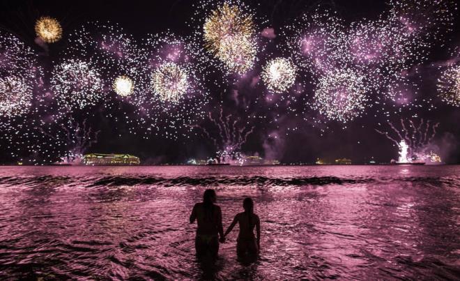 Ylban yazlk giysiler iinde Coppacabana sahillerinde karlamaya ne dersiniz? Halk ve turistlerin bir araya geldii yeni yl kutlamalarnda, tm sahil boyunca geleneksel Brezilya yemeklerinden tatmak mmkn. Fonda samba mzii ve karnzda havai fiekler, unutulmaz bir ylban garantiliyor.