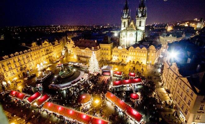 ek Cumhuriyeti'nin geleneksel nitelikli ylba kutlamalarna tank olmak tarifsiz bir tat. Kentin simgesel yaps Charles Kprs zerinde havai fieklerin seyrine dalmak ve tarihi dokularn hakim olduu sokaklarda elencenin tadna varmak bambaka bir deneyim.