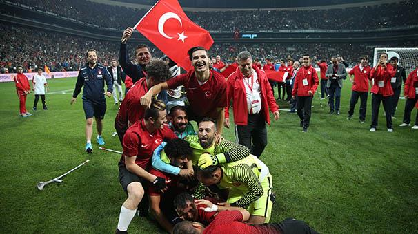Trkiye Milli Ampute Futbol Takm, stanbul'da dzenlenen Avrupa Ampute Futbol Federasyonu Avrupa ampiyonas'nn final manda ngiltere'yi 2-1 yenerek ampiyon olmas ise 2017 ylnda gsmz kabartan bir gelime olurken Twitter kullanclar da bu ampiyonluu attklar tweetlerle yrekten kutlad.