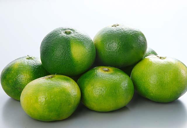 Yeil madalinalar sar mandalinalara gre daha az ilem grmtr. erisinde yer alan C vitamininin sar mandalinaya gre daha fazla olduu bilinmektedir.