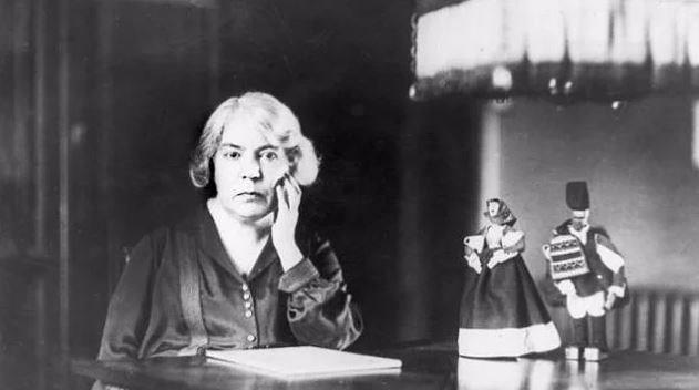 GRAZA DELEDDA<p>      Doalclk akmnn nde gelen isimleri arasnda kabul edilen talyan yazar. Eserlerinde Sardunya'daki zorlu yaam koullarn tasvir eder. 1926'da edebiyat dalnda Nobel dlne layk grld.