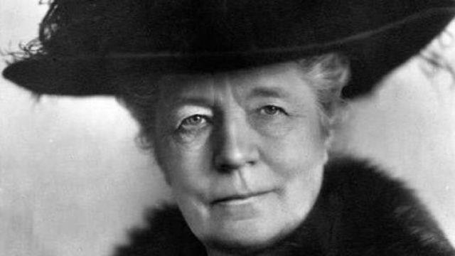 Selma Lagerlf ise edebiyat alannda 1909'da dl alan ilk kadn ve ilk sveli yazar oldu. Lagerlf, efsane ve masallara dayanan yaptlaryla tannyor.