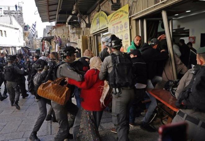 srail askerleri, El-Halil kentindeki Bab ez-Zaviye ve Kalkiliyye yaknlarndaki iki belde ile Nablus yaknlarndaki Kusra'da Filistinli gsterilere gz yaartc gazn yan sra gerek ve plastik mermilerle mdahale etti. Atlan gazdan etkilenen ok sayda Filistinli, boulma tehlikesi geirdi.