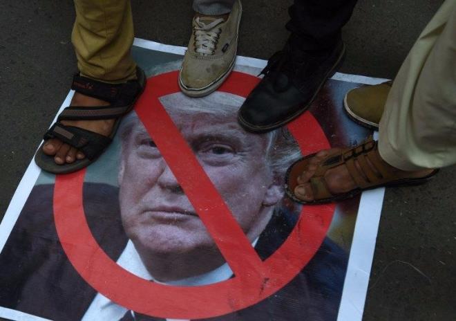 ABD'nin Kuds kararna knayan sloganlar atan eylemciler, Filistin bayraklar ile Mescid-i Aksa'nn fotoraflarn tad.