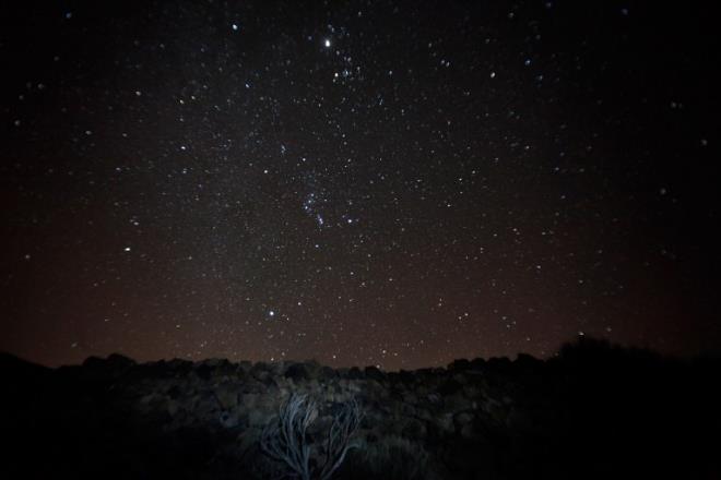 Ay&#8217;n  gsteriyi izlemeyi gletirebilir; dolaysyla gzlem iin en uygun zaman, gece yars ile afak arasndaki; yani Ay&#8217;n klmeye balad saatler.