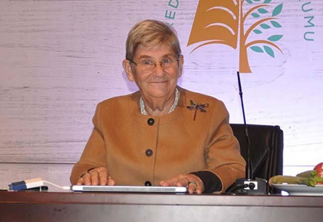 Erkeklerin kadnlara gre kendilerine daha iyi bakmas gerektiini syleyen Canan Karatay, erkeklerde x ve y kromozomu olduunu biliyorsunuz.  Y kromozomuna bakarsanz bir bacann eksik olduunu fark edersiniz.