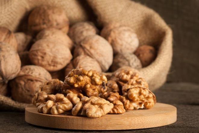 Ceviz, fndk, badem: E vitamini en nemli antioksidanlardan biri ve cildi zararl UV nlarna kar koruyucu zellie sahip. Ayrca cildin nem dengesini korumasna da katk salyor. Badem ve fndk ieriindeki E vitamini ve ceviz ise zellikle ierdii Omega 3 sayesinde ciltte oluan tahribatn onarlmasna ve cildin yenilenmesine destek oluyor. Her gn yaklak 1 ay barda kark kavrulmam ceviz-fndk -badem tketmeye zen gsterin.