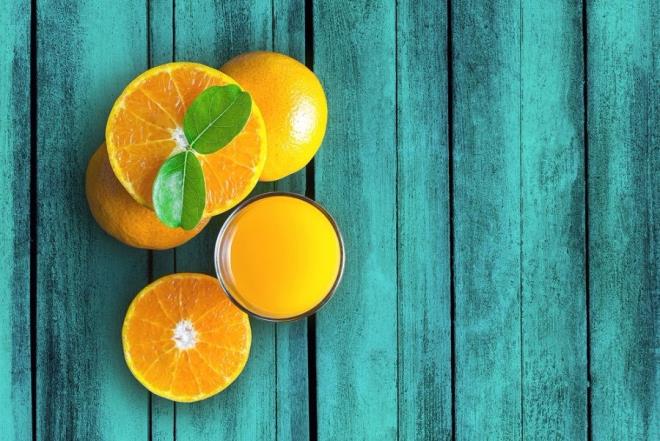 Limon: C vitamini bilinen en byk antioksidanlardan biridir. Limon, greyfurt, portakal, kivi gibi C vitamini kaynaklar hem yazn gnein zararl etkilerinin verdii hasar hem de UV nlarnn yaratabilecei cilt hasarlarn azaltmada etkilidir. Bu etkisini ise serbest radikallerden cildi koruyarak yapmaktadr. Ayrca cildin elastik yapsnn korunmas ve cilt yenilenmesinde nemli olan kolajen yapmn destekleyerek, krklk oluumunu ve cildin yalanmasn geciktirir. Gnde 75-90 mg C vitamini tketmeye zen gsterin. Bunu 1 mandalina+ 1 limon veya 2 mandalina veya 1 mandalina+ 1 portakaldan salayabilirsiniz. Ayrca gn ierisinde yiyeceiniz taze sebze ve meyvelerin ou da C vitamini iermektedir.