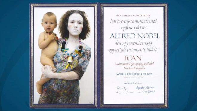 Nobel Bar dln kazanan Setsuko Thurlow ve Beatrice Fihn, Nkleer Silahlarn Tamamen Ortadan Kaldrlmas iin Uluslararas Kampanya (ICAN) ialmalaryla Norve'in bakenti Oslo'da dllerini almt.