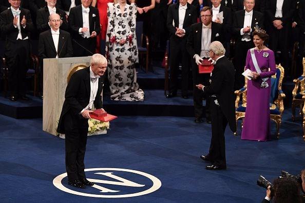 Nobeli kazananlara birer diploma, Nobel madalyas ve 9 milyon sve kronu (yaklak 900 bin euro) para dl de verildi.