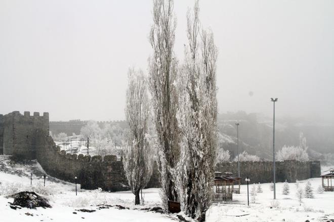 Erzurum kent merkezinde zaman zaman kar ya etkili olurken, baz aralarn akaryakt depolar dondu. Dier taraftan krayla birlikte kartpostallk grntler de ortaya kt.
