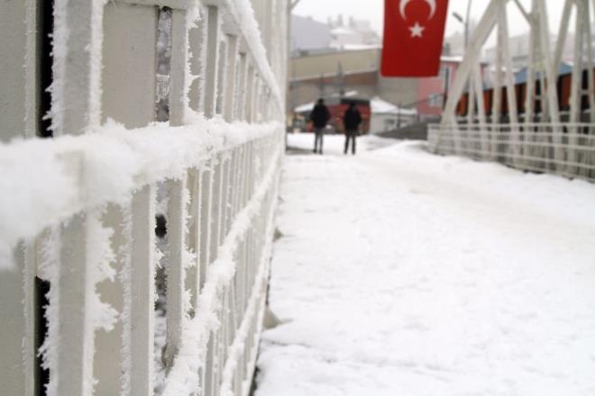 Mu'ta ise souk hava nedeniyle kylerde yaayan vatandalar, ev ve ahrlarnn drt bir tarafn naylon ve brandayla kaplamaya balad.