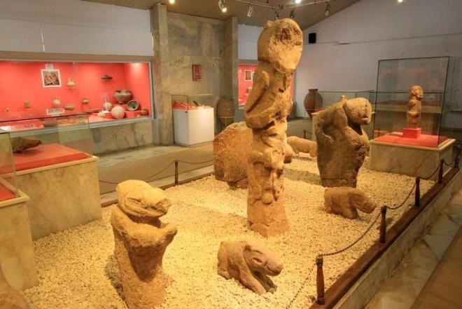 9- KENTN TARH ESERLER VE ARKEOLOJ MZES    anlurfa Trkiye?nin en fazla arkeolojik kaz yaplan ehri. anlurfa?daki arkeoloji mzesi Trkiye?nin en byk mzelerinden biri. Mzede 74 bin eser bulunuyor.Bu eserlerin byk blm kazlardan karlm, bir ksmn da yre halk tesadfen bulup balam. Giri katndaki ilk salon Asur, Babil ve Hitit alarna ait ta eserlere ayrlm. Neolitik, Kalkolitik, Eski Tun dnemlerine ait ok nemli buluntular sergileniyor.