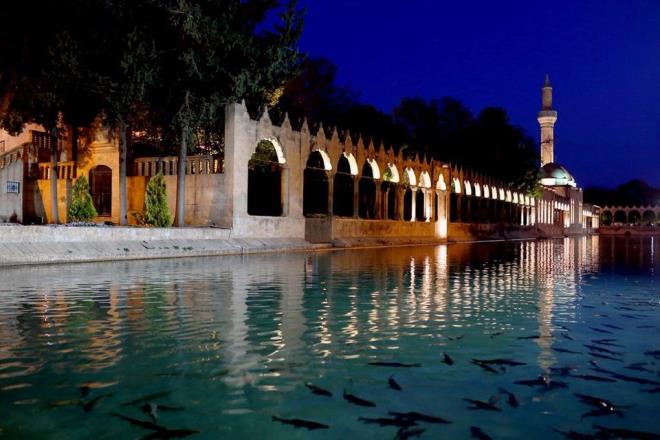 2- BALIKLIGL    Urfa peygamberler kenti olarak biliniyor. Gemii 12 bin yllk tarihe sahip kentte dem, Eyyp, brahim, uayip ve lyas peygamberlerin yaadna inanlyor.