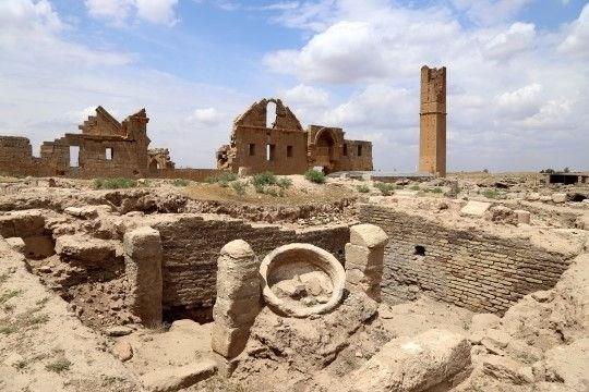 7 - HARRAN VE KONK EVLER     Harran gemite, dnyann ilk niversitelerinden birine ev sahiplii yapan bir ilim merkeziymi. Gnmzde bu gemii ortaya karacak kazlar devam ediyor ama Moollarn ymna urayan niversiteden geriye pek az ey kalm.