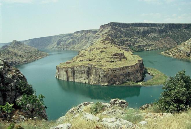 6- HALFET VE TEKNE TURU    Halfeti, Cittaslow yani Sakin ehir nvann alan nadir yerlerden. Bir dier zellii de, tm dnyada siyah gln yetiebildii tek yer olmas. Bu gller tomurcuk eklinde ve daha fazla bymyor. En nemli zellii ise, dalndan koparlp baka bir yere gtrldnde rengi deiiyor, tohumu alnp baka topraklarda yetitirildiinde siyah gl vermiyor.
