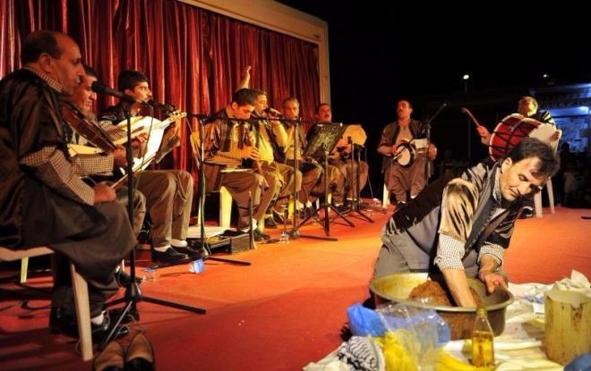 8- SIRA GECELER    Sra gecesi gelenei esnafn uzun k geceleri hem elenmek hem de dertlemek iin bir araya gelmesi ile balam. Esnaf her cuma gecesi srayla bir evde toplanr, nce yemek yer, dertleir sonra hep birlikte trk sylenirmi.