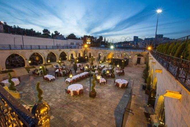 4- URFA KAHVALTILARI    Urfallar gne gl bir kahvaltyla balyor. En gzde kahvalt ise sabah erken saatlerden itibaren batan karc kokusu ile gel gel yapan cier kebap. anlurfa'da sabah namaznn ardndan hummal bir gn balyor. Cierciler de erken saatlerde gn domadan iba yapyor, gne batana kadar devam ediyorlar. Gne ile cier bir arada olmuyor.